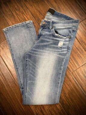 Buckle Women's Light Wash straight ankle Jeans with Subtle Distress